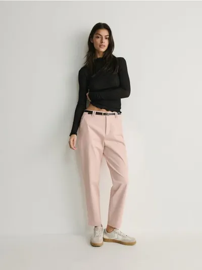 Reserved Spodnie typu chino, wykonane z bawełny z domieszką elastycznych włókien. - pastelowy róż