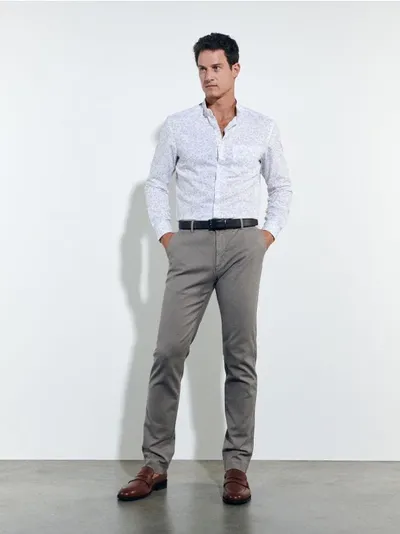 Reserved Spodnie o dopasowanym kroju typu chino, wykonane z bawełnianej tkaniny. - brązowy