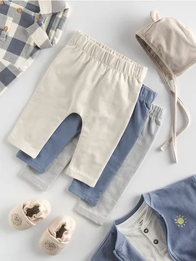 Reserved Spodnie o regularnym kroju, wykonane z bawełnianej dzianiny z dodatkiem elastycznych włókien. - kremowy