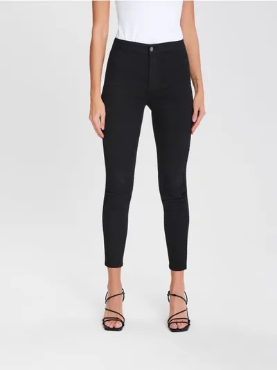 Sinsay Spodnie jeansowe o kroju skinny wykonane z bawełny z dodatkiem szybkoschnącego materiału oraz elastycznych włókien. - czarny