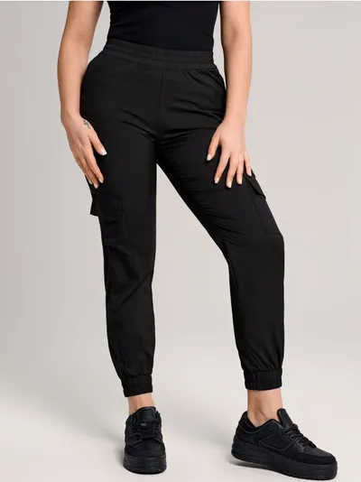 Sinsay Czarne spodnie z kieszeniami Gym Hard wykonane z szybkoschnącego materiału z dodatkiem elastycznych włókien. - czarny