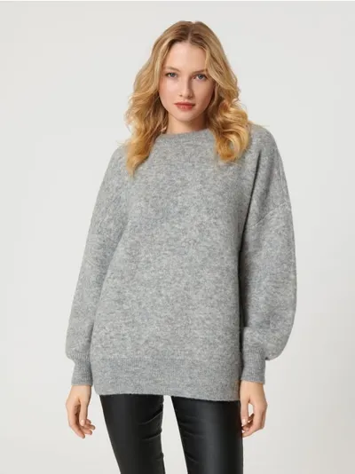 Sinsay Miękki sweter o luźnym kroju, uszyty z szybkoschnącego materiału z domieszką elastycznych włókien. - szary