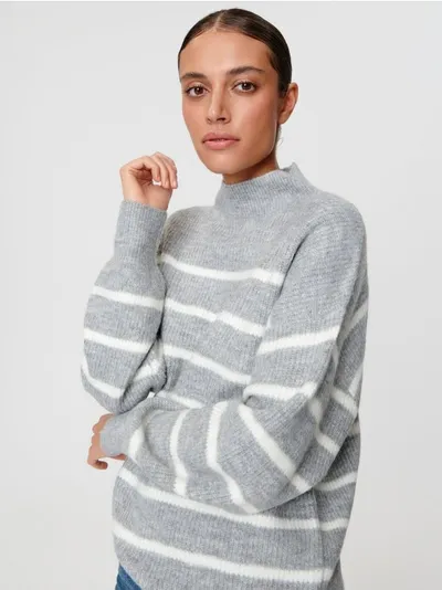 Sinsay Luźny sweter ze stójką w paski. Uszyty z wygodnego w noszeniu materiału z domieszką elastycznych włókien. - szary