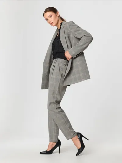 Sinsay Eleganckie spodnie w kratkę, wykonane z materiału z domieszką wiskozy oraz elastycznych włókien. Możesz dobrać do nich pasującą marynarkę i stworzyć komplet. - wielobarwny