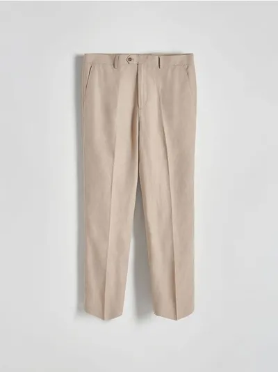 Reserved Spodnie o regularnym kroju, wykonane z wiskozy i lnu. - beżowy