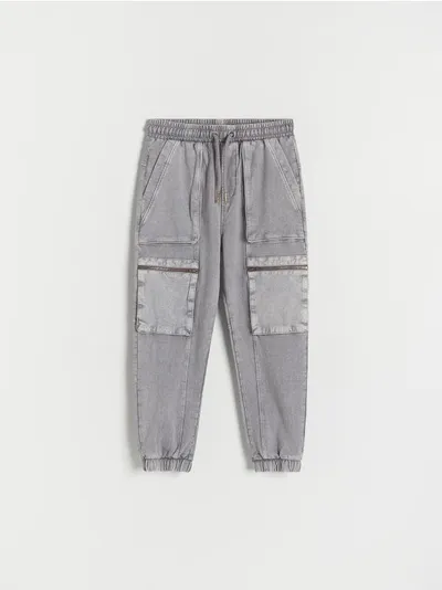 Reserved Spodnie typu jogger wykonane z miękkiej, bawełnianej dzianiny. - jasnoszary