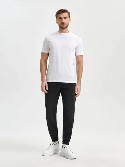 Sinsay Spodnie jeansowe o kroju jogger uszyte z bawełnianej tkanin z dodatkiem elastycznych włókien. - czarny