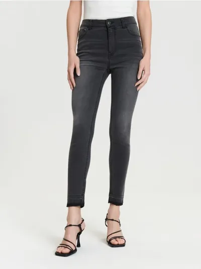 Sinsay Spodnie jeansowe o kroju skinny, uszyte z bawełny z dodatkiem elastycznych włókien. - czarny