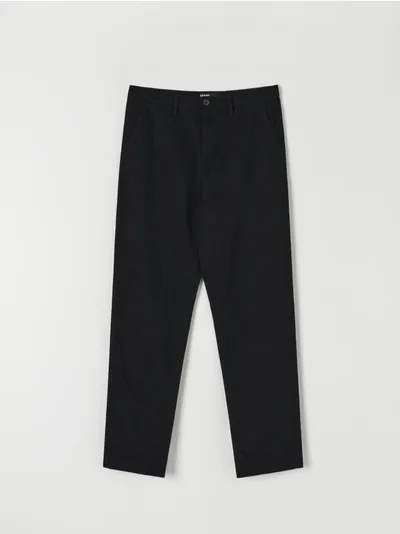 Sinsay Spodnie o kroju chino, wykonane z bawełnianej tkaniny z dodatkiem elastycznych włókien. - czarny