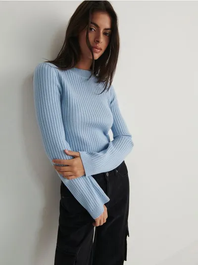 Reserved Sweter o dopasowanym fasonie, wykonany z dzianiny z wiskozą. - jasnoniebieski