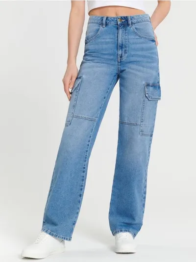 Sinsay Spodnie jeansowe z kieszeniami cargo oraz ozdobnymi przeszyciami, wkonane w 100% z bawełny. - niebieski