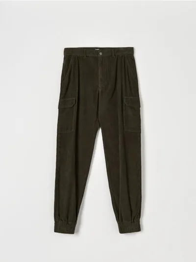 Sinsay Spodnie o kroju jogger z kieszeniami cargo. - zielony