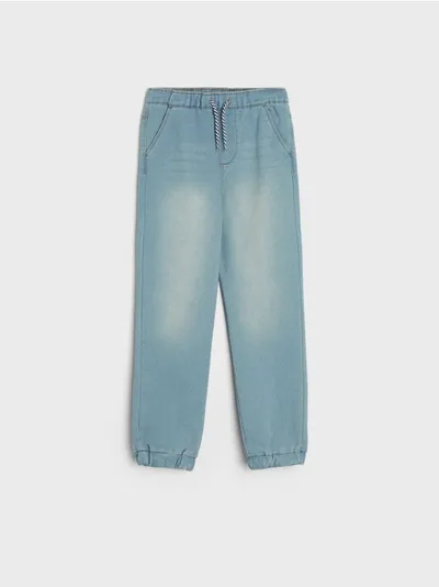Sinsay Spodnie jeansowe wykonane z miękkiej, bawełnianej dzianiny z dodatkiem elastycznych włókien. - Inny
