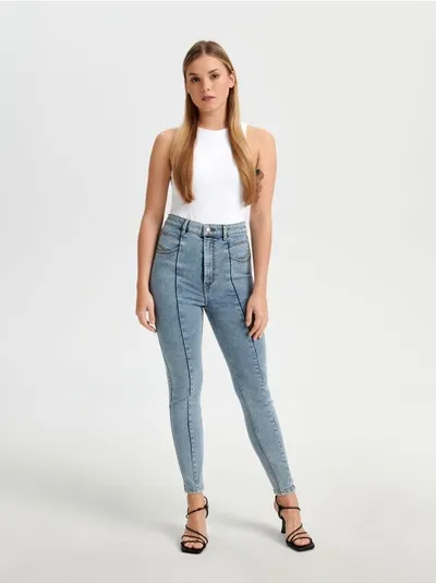 Sinsay Wygodne jeansy skinny wykonane z miękkiej, elastycznej tkaniny. - niebieski