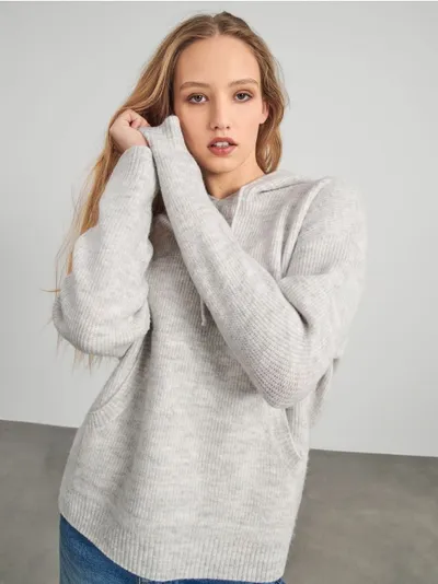 Sinsay Wygodny sweter z kapturem oraz kieszenią typu kangurka, wykonany z prążkowanego materiału. - szary