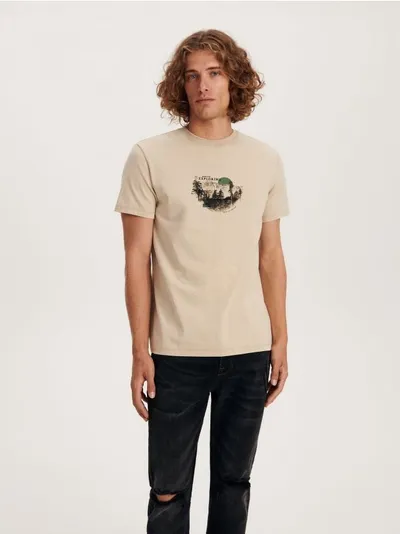 Reserved T-shirt o regularnym kroju, wykonany z grubszej, bawełnianej dzianiny. - beżowy