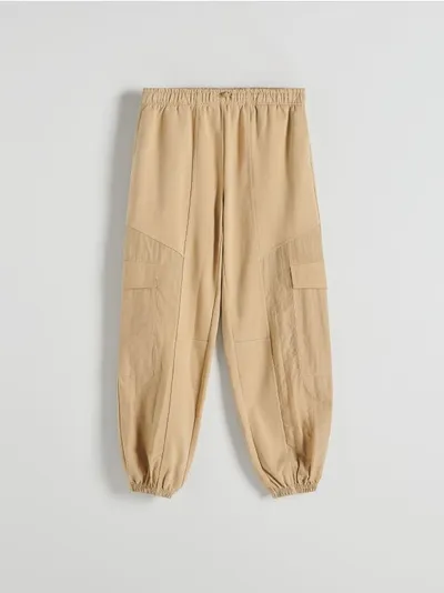 Reserved Spodnie o swobodnym fasonie, wykonane z bawełnianej tkaniny. - beżowy