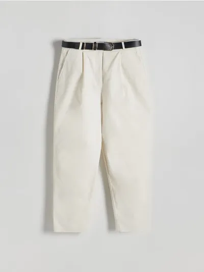 Reserved Spodnie o prostym kroju, wykonane z bawełnianej tkaniny. - złamana biel