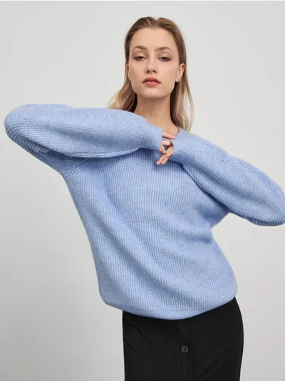 Sinsay Miękki, prążkowany sweter uszyty z lekkiego, szybkoschnącego materiału z domieszką elastycznych włókien. - błękitny