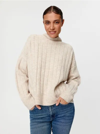 Sinsay Luźny sweter ze stójką, uszyty z lekkiego i wygodnego w noszeniu materiału z domieszką elastycznych włókien. - beżowy