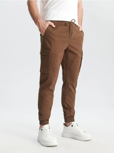 Sinsay Wygodne spodnie jogger cargo wykonane z bawełnianej tkaniny z dodatkiem elastycznych włókien. - brązowy