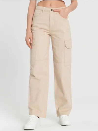 Sinsay Spodnie jeansowe z kieszeniami cargo oraz ozdobnymi przeszyciami, wkonane w 100% z bawełny. - kremowy