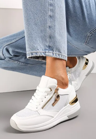 Renee Białe Błyszczące Sneakersy na Koturnie z Metalicznymi Detalami i Sznurowaniem Teissa