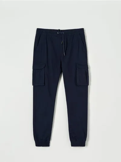 Sinsay Spodnie o kroju jogger z kieszeniami cargo, uszyte z bawełny z domieszką elastycznych włókien. - granatowy