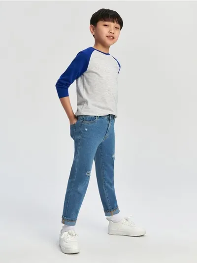 Sinsay Wygodne spodnie jeansowe wykonane z bawełnianej tkaniny z dodatkiem elastycznych włókien. - Inny