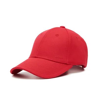 Czerwona czapka z daszkiem