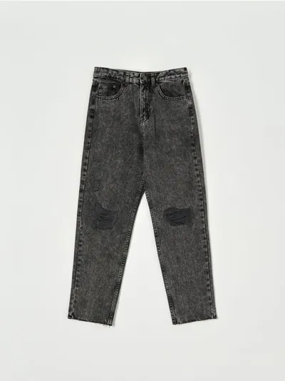 Sinsay Spodnie jeansowe o luźnym kroju mom, uszyte w 100% z bawełny. - szary