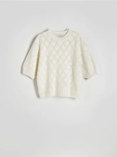Reserved Sweter o swobodnym kroju, wykonany z ażurowej dzianiny. - kremowy