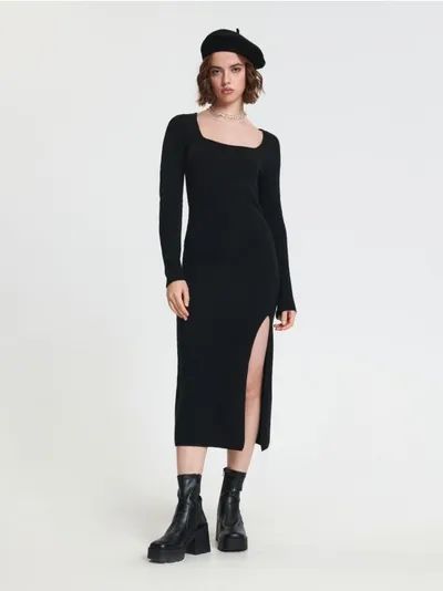 Sinsay Dopasowana sukienka midi podkreślająca sylwetkę z długim rękawem oraz rozcięciem z przodu. - czarny