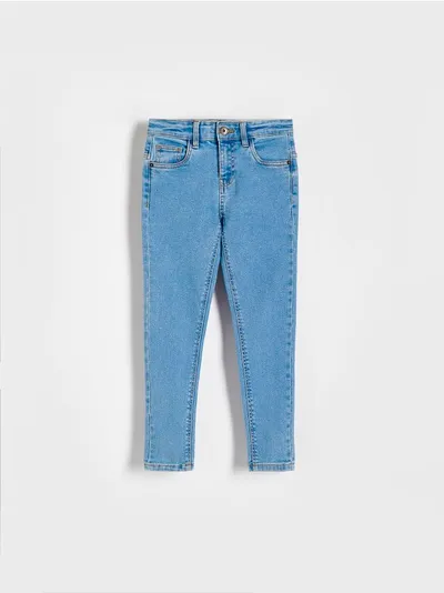 Reserved Jeansy o dopasowanym fasonie, wykonane z bawełnianej tkaniny z dodatkiem elastycznych włókien. - niebieski