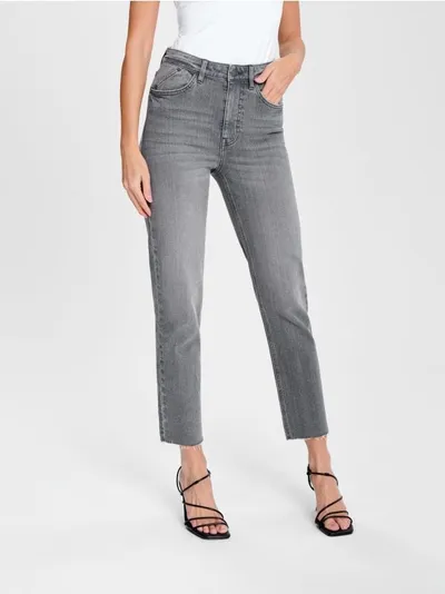 Sinsay Spodnie jeansowe o prostym kroju z surowym wykończeniem, uszyte z bawełny z domieszką elastycznych włókien. - szary