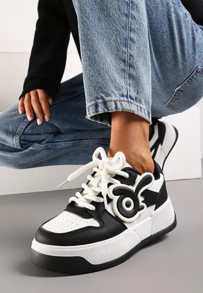 Renee Biało-Czarne Sneakersy na Niskiej Platformie z Wypukłą Ozdobą Irasa