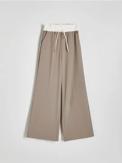Reserved Spodnie o swobodnym fasonie, wykonane z gładkiej tkaniny z dodatkiem wiskozy. - brązowy