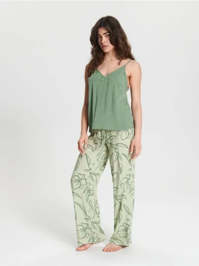 Sinsay Dwuczęściowa piżama składająca się z koszulki na cienkich ramiączkach i długich, zwiewnych spodni. Uszyta z przyjemnej w dotyku wiskozy. - zielony