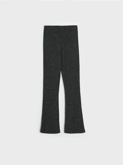 Sinsay Wygodne spodnie wykonane z miękkiej w dotyku dzianiny przeplatanej metalizowaną nitką. - czarny