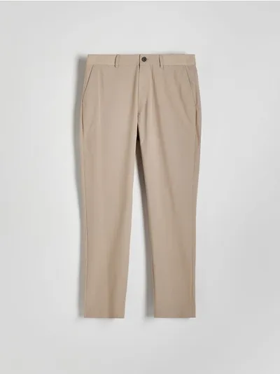 Reserved Spodnie o dopasowanym kroju, wykonane z tkaniny z dodatkiem wiskozy. - beżowy