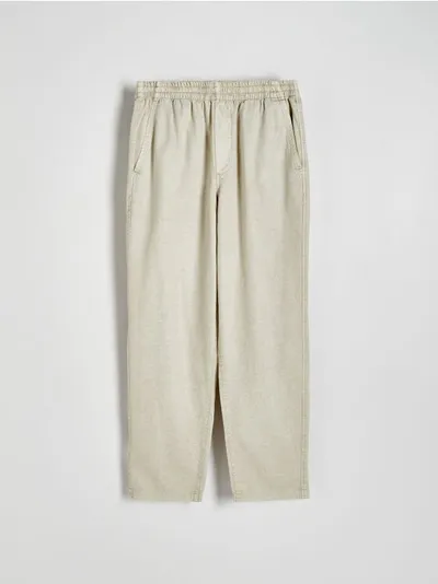 Reserved Spodnie typu jogger o swobodnym kroju, wykonane z bawełny i lyocellu. - złamana biel
