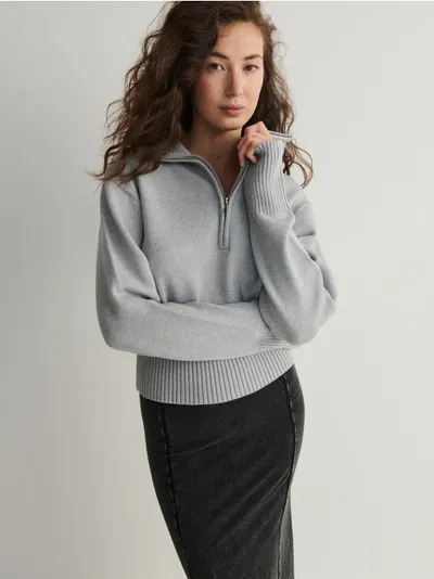 Reserved Sweter o prostym kroju wykonany z dzianiny z dodatkiem wiskozy. - jasnoszary