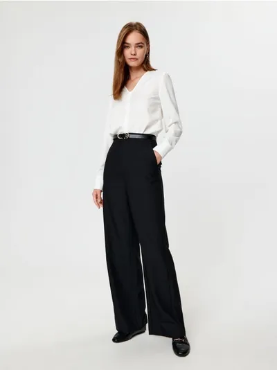 Sinsay Spodnie o kroju high waist uszyte z szybkoschnącego materiału z domieszką wiskozy oraz elastycznych włókien. - czarny