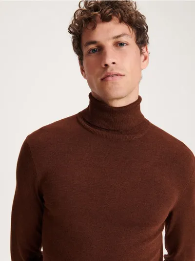 Reserved Sweter o klasycznym kroju, wykonany z dzianiny z wiskozą. - brązowy