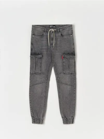 Sinsay Wygodne jeansy cargo slim jogger uszyte z bawełny z dodatkiem elastycznych włókien. - szary