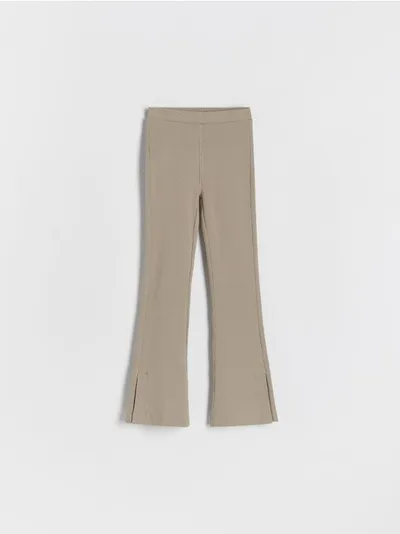 Reserved Spodnie typu flare, wykonane z bawełnianej tkaniny z dodatkiem elastycznych włókien. - zielony