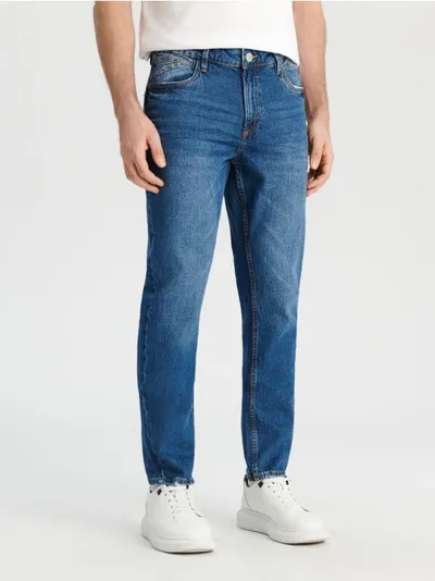 Sinsay Wygodne spodnie jeansowe wykonane z bawełnianej tkaniny z dodatkiem elastycznych włókien. - niebieski