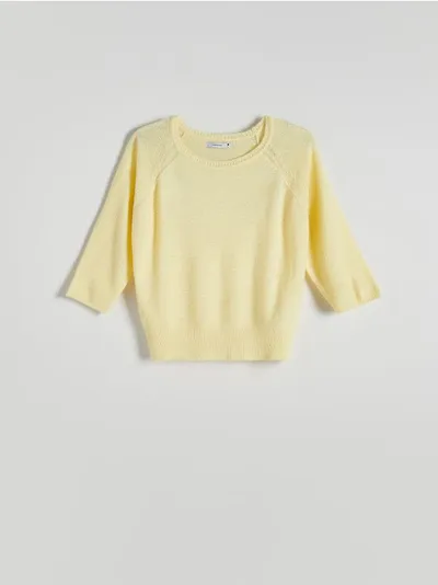 Reserved Sweter o regularnym kroju, wykonany z lekkiej dzianiny. - żółty