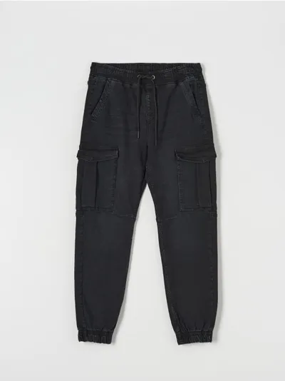 Sinsay Spodnie jeansowe o kroju jogger z kieszeniami cargo. Uszyte z bawełny z domieszką elastycznych włókien. - czarny
