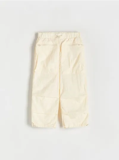 Reserved Spodnie o regularnym fasonie, wykonane z tkaniny. - żółty